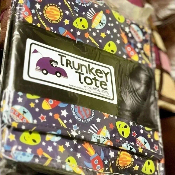 🆕 Happy Shopper Insulated Tote
ALIENS We Come in Peace Happy Shopper - Picture 2 of 6